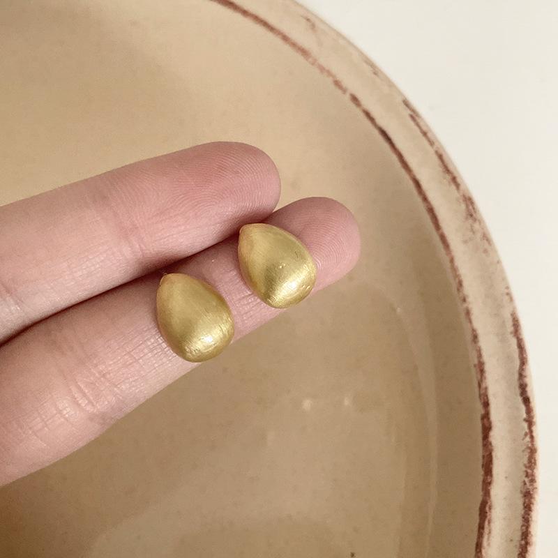 

Gold-Plated Silver Needle Oval Water Drop Brushed Earrings: Simple, Versatile Design for Women