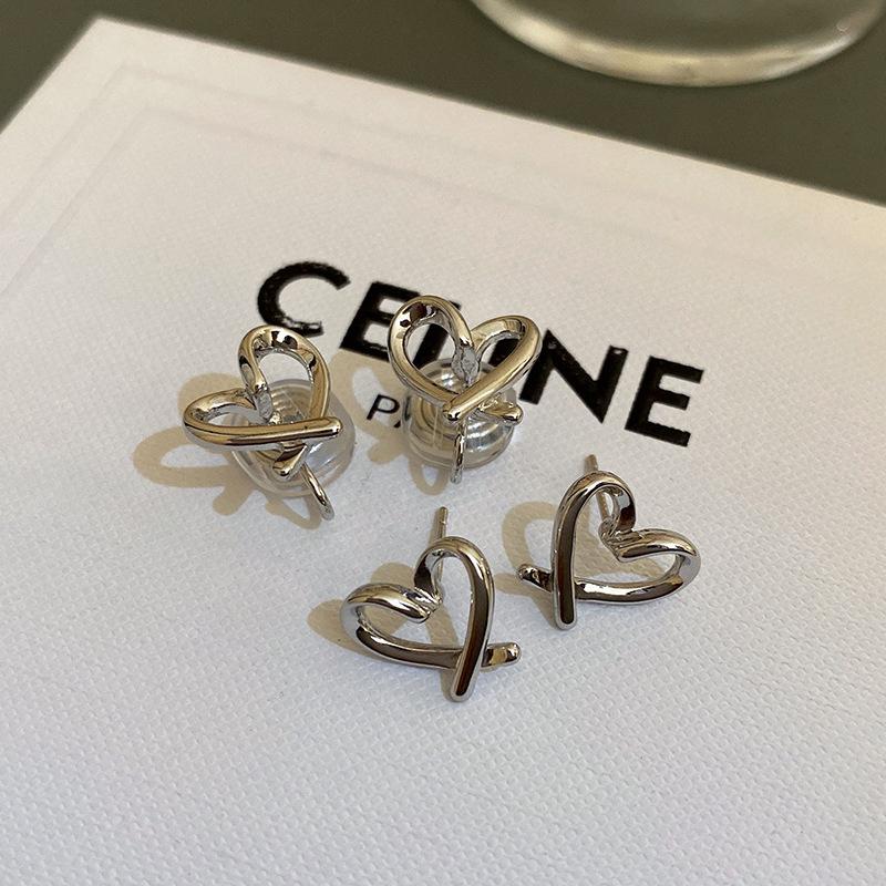 Simple Cute Sweet Heart Shaped Clamping Earrings For Women'S Fashion Heart Shaped Round Perforated Earrings Jewelry