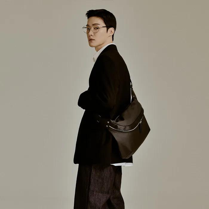 Weekday Messenger bag [black]