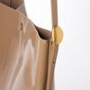 Bolsa de ombro esmaltada com ferragens de feijão