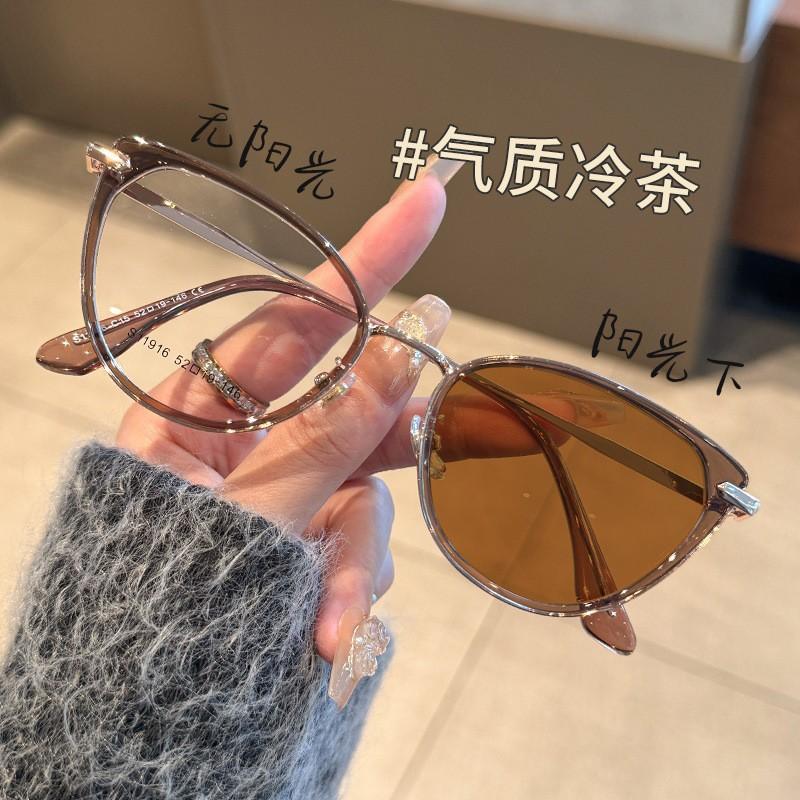 New Retro Cat Eye Color-Changing Glasses Myopia Men And Women Light Luxury High-End Glasses Anti-Blue Light Small Frame Frame
