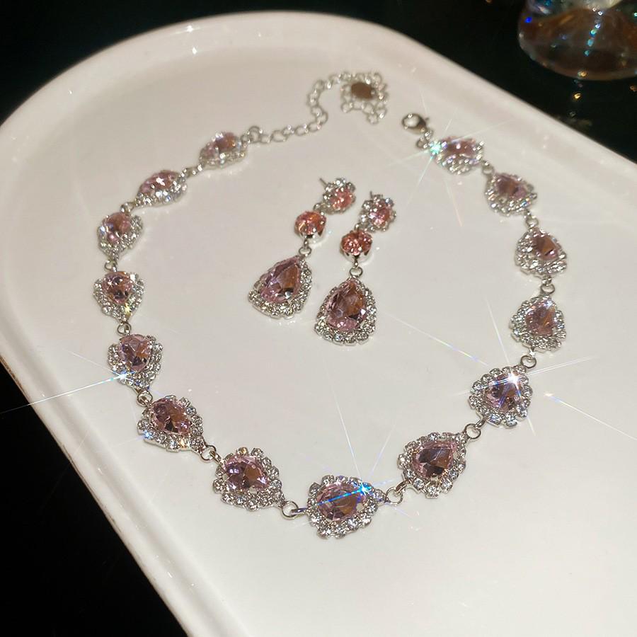 Sada čtvercových náušnic s kamínky a náhrdelníku: Elegantní, Luxusní a Všestranný Choker Šperk