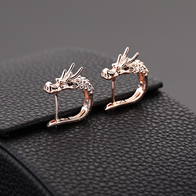 

Новое поступление: Ретро Каффы на уши с полым драконом - Европейские и американские модные серьги