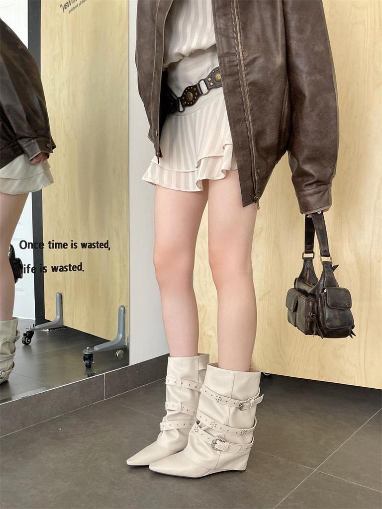 Französische weiße Stiefeletten aus Rindsleder: Modische spitze Zehenpartie, weiter Schaft, schlankmachende Gürtelschnalle, Nieten-Keilabsatz, kniehohe Hosenstiefel