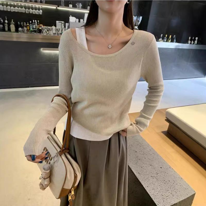 Dámský podzimní a zimní pletený svetr s volným výstřihem a nepravidelným střihem