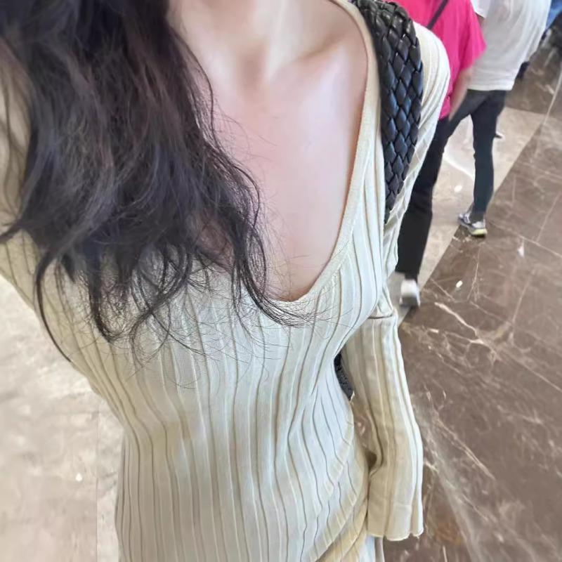 High-end Solid Color Horn-sleeved Knitted Dress for Women's Autumn Royal Sister, Slim and Thin Long-sleeved Hip-wrapped Dress