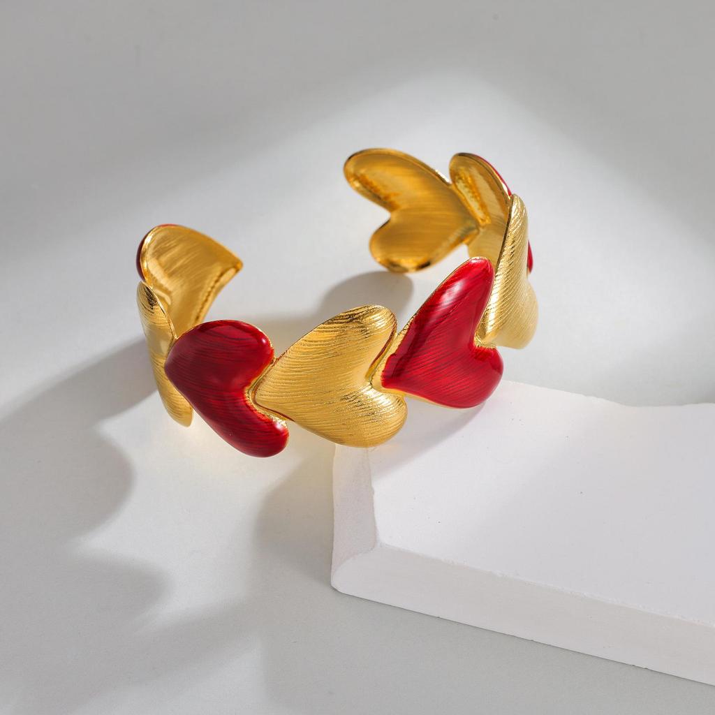 Bracelet ouvert en acier inoxydable en forme de cœur: Design de niche d'inspiration européenne et américaine pour femmes