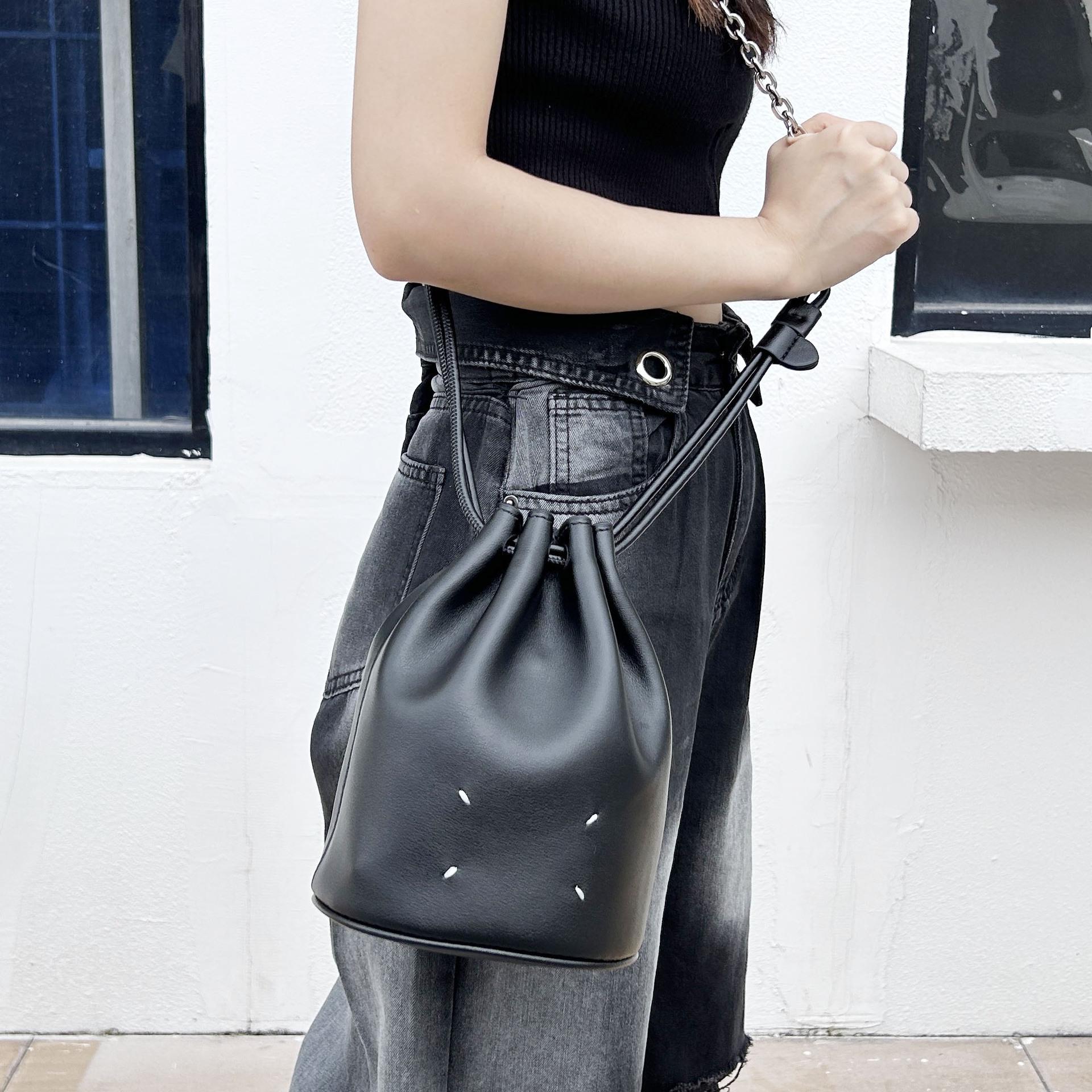 

2024 Роскошная кожаная сумка-ведро с принтом копыт и цепочкой на шнурке 16cm Bottom Length, 21cm Height