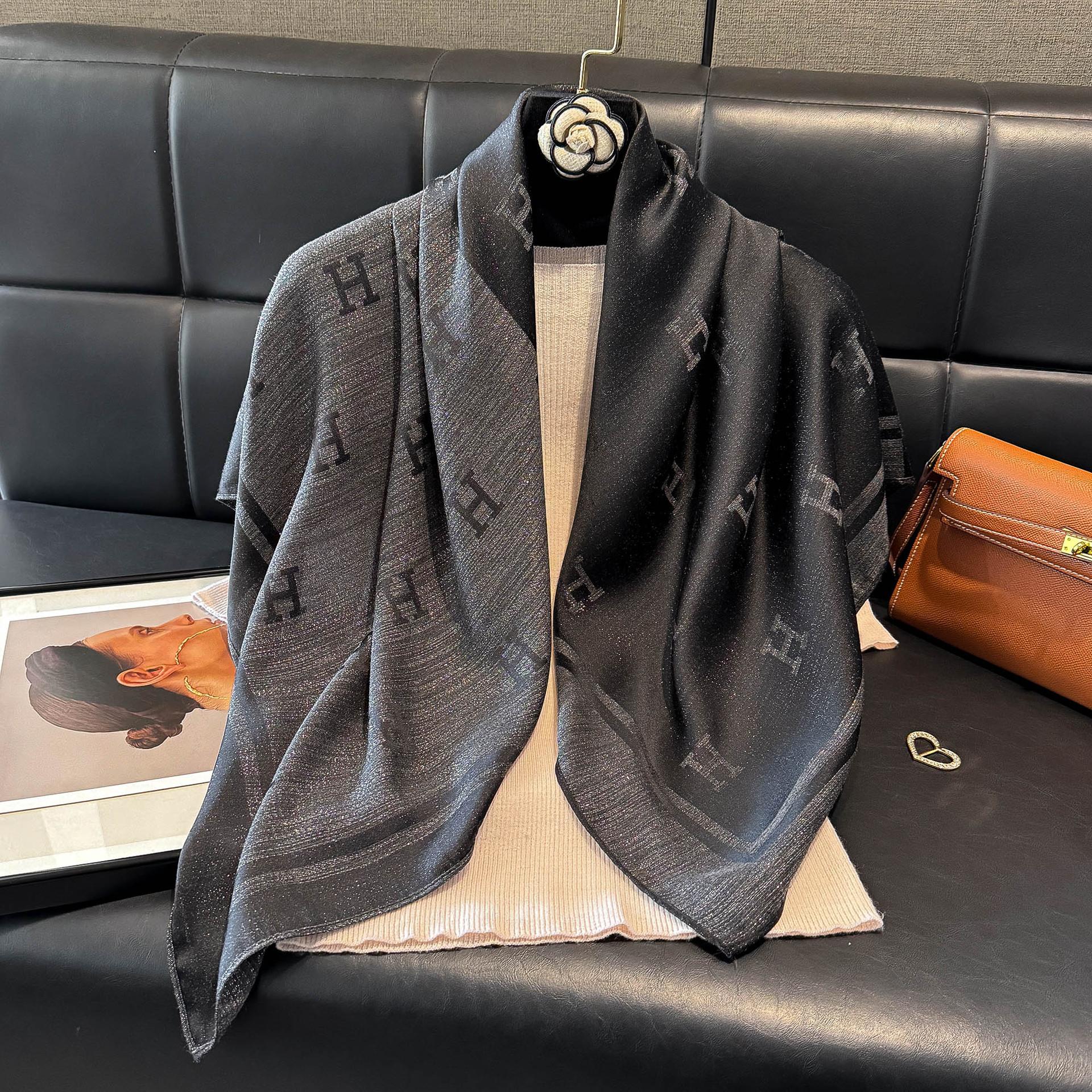 

Классический шарф из шелка с темпераментом H Женский трендовый универсальный шарф из тенселя и хлопка, имитирующий шелк, шарф 90 квадратный шарф 90*90 чёрный