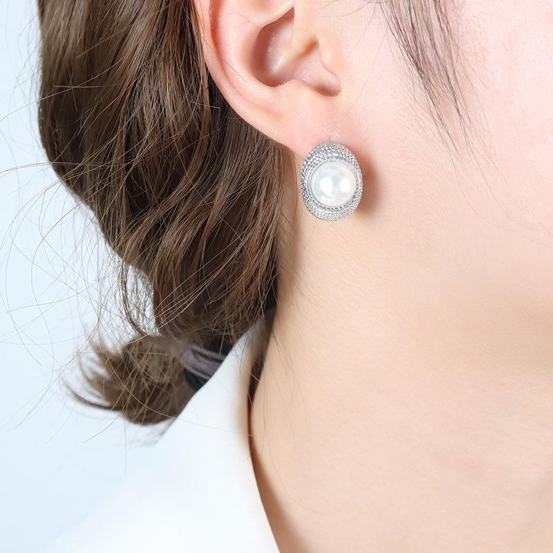 French Retro C-Shaped Gold-Plated Titanium Steel Earrings with Faux Pearl - Elegant Neutral Style