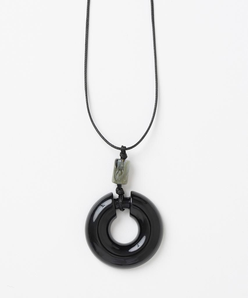 Millo Women Vintage Resin Ring Necklace [Black]