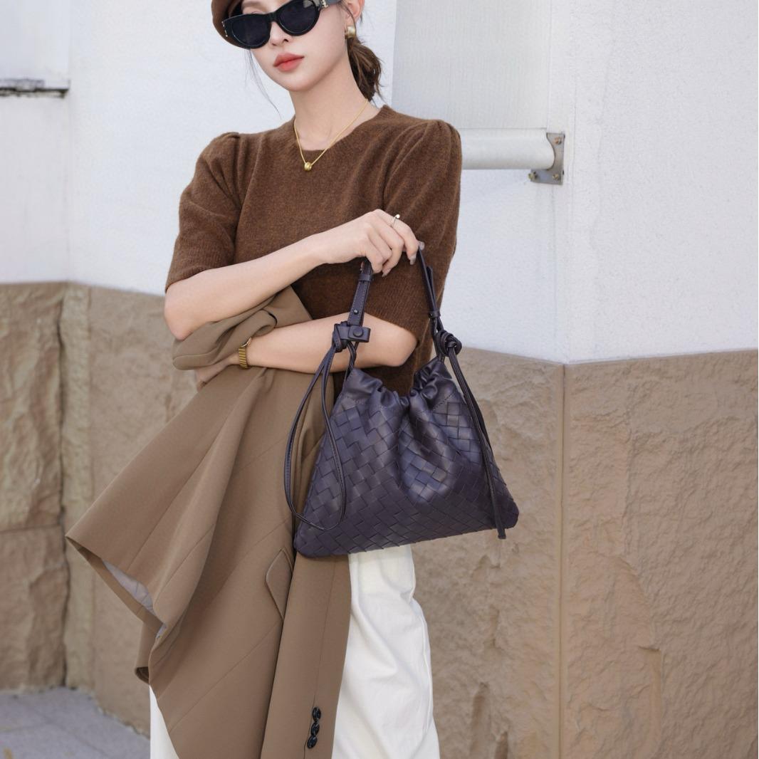 

Женская многоцелевая сумка ручной работы из натуральной коровьей кожи — для ношения в руке, на плече, через плечо — в стиле модного мусорного мешка Length 32cm * Height 25cm