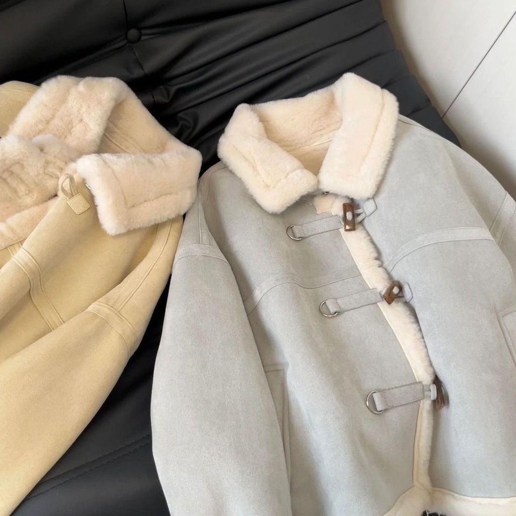 Damen Retro Samt Hirschleder Jacke mit Pelzfutter, Stehkragen und Hornknöpfen.