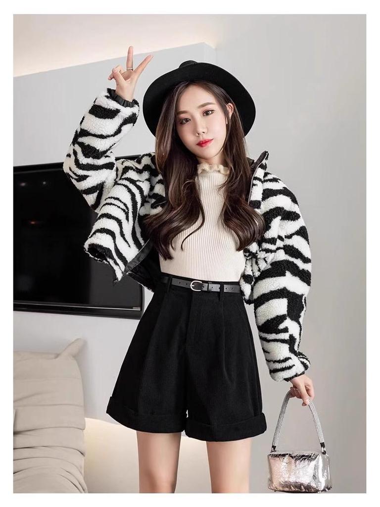 Autumn/Winter 2025 Women's Khaki Corduroy Wide-Leg A-Line Shorts - Korean Style Fashion