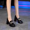 Damen Britischer Stil Runde Zehen Lackleder Pumps Herbst Klobiger Absatz Metallschnalle Komfort Gepolstert Büro Kleidschuhe