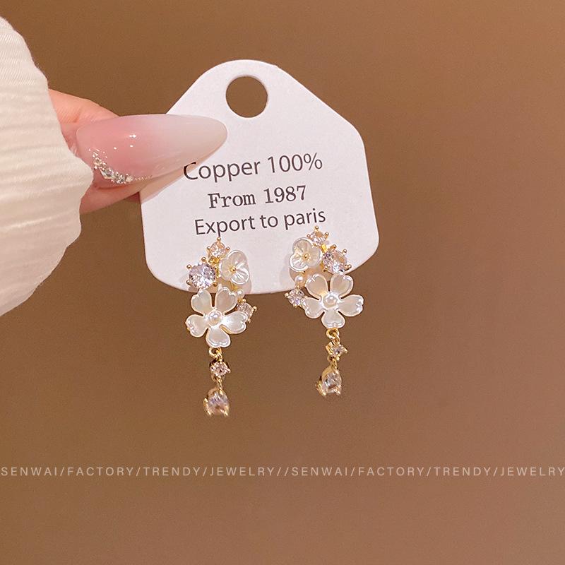Sweet wind flower stud earrings women s light luxury new popular niche earrings high-end summer ear jewelry