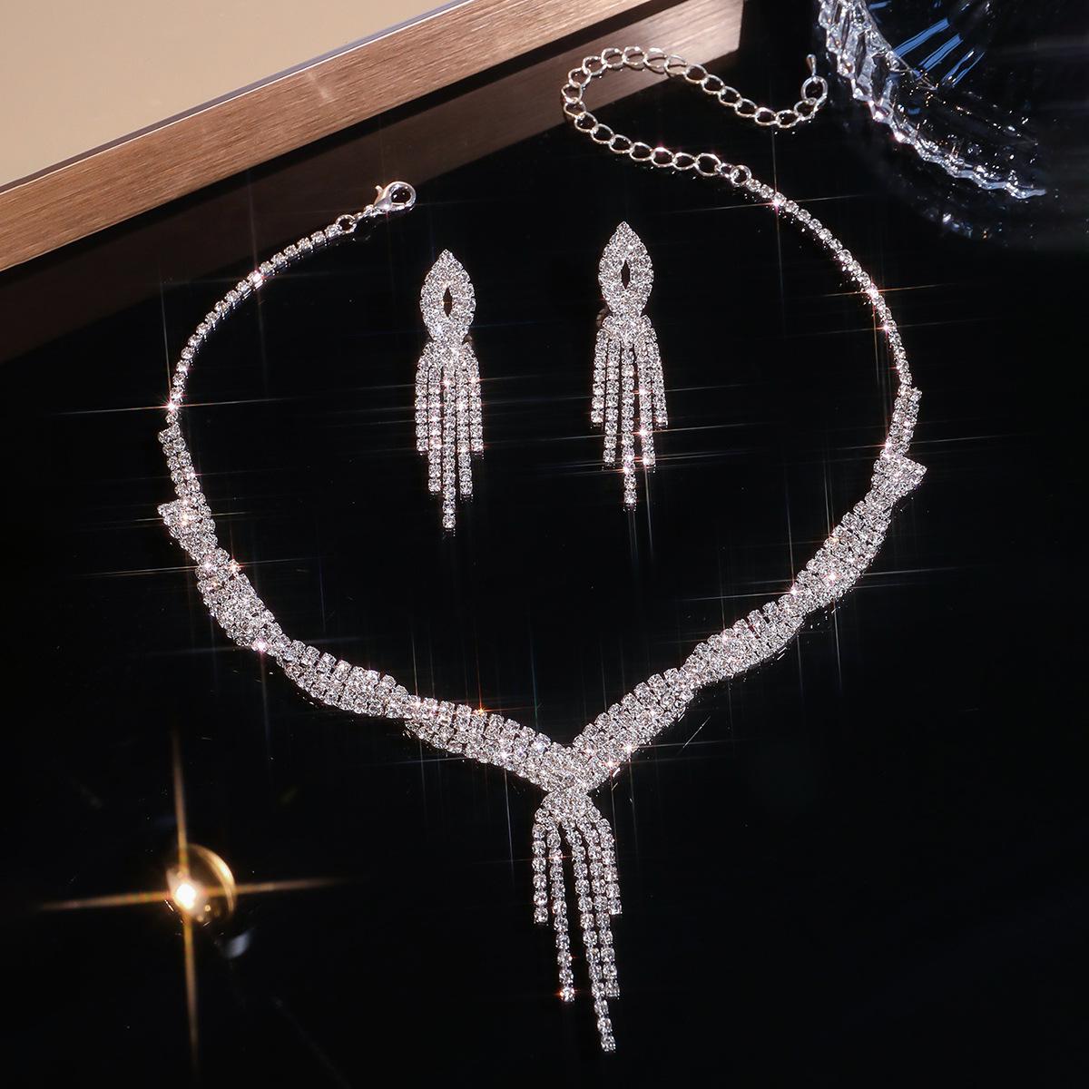 

Элегантный комплект ожерелья и серег с кисточками, полностью усыпанный бриллиантами: Женский вечерний аксессуар класса люкс