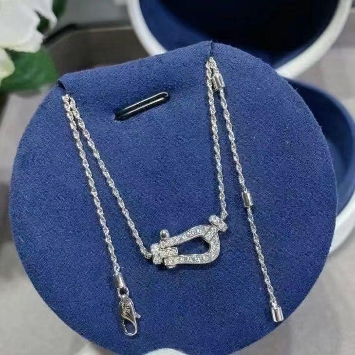 Collier avec Boucle Fer à Cheval Plaqué Or 18 carats avec Demi-Diamant et Corde en Chanvre - Disponible en Taille S/L