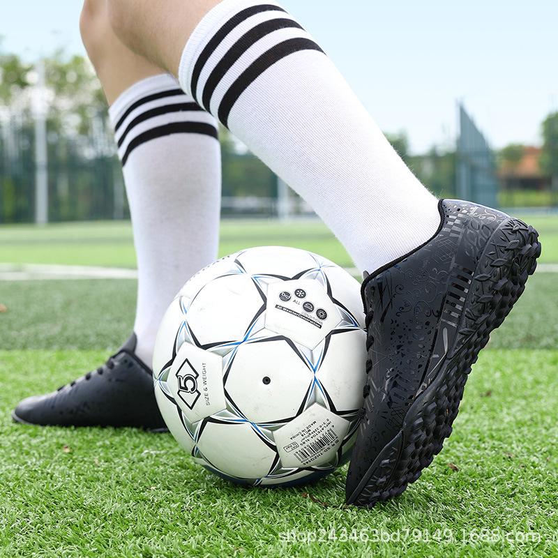 Breathable Studded TF Artificial Turf Football Shoes for Professional Training and Competition