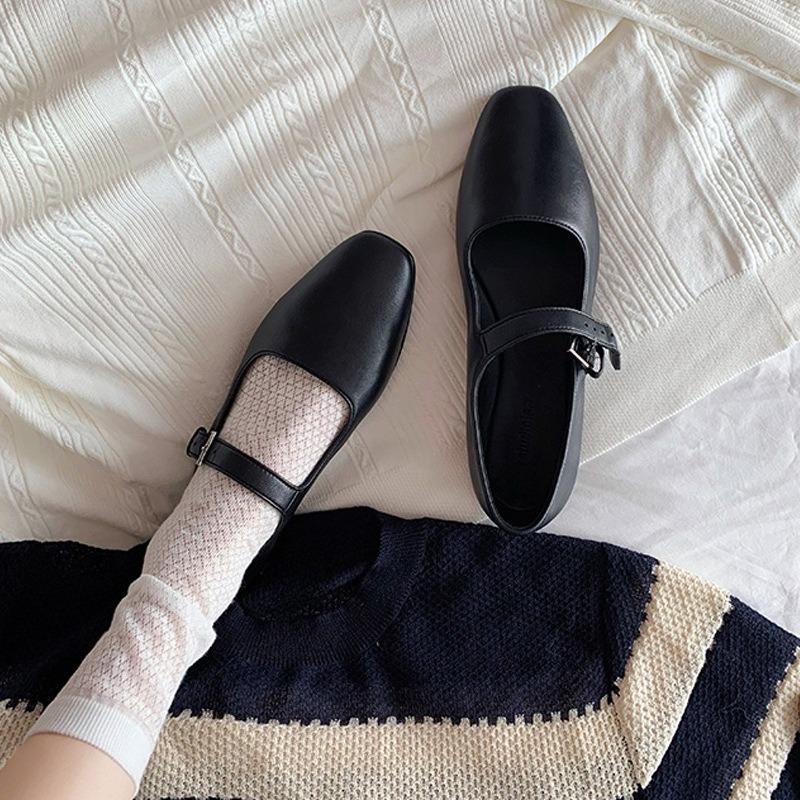 Miękkie, skórzane, niskie buty na płaskiej podeszwie z jednym paskiem i zapięciem na jeden guzik dla kobiet.
