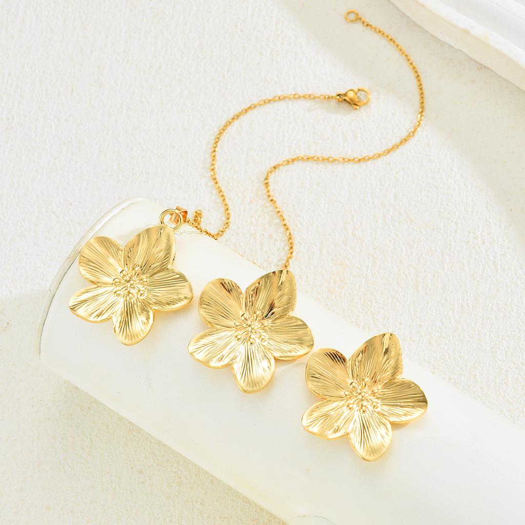 3pcs Stainless Steel French Vintage Flower Jewelry Set for Women Fashion Exaggerated Necklace Earrings Jewelry Set Daily Gifts