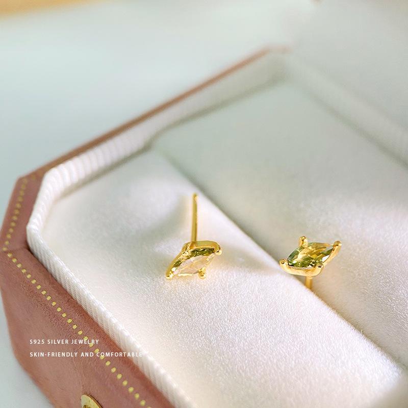 

Не нужно снимать уретру Оливковые изумрудные серьги во время сна Простой темперамент Маленькие и изысканные серьги