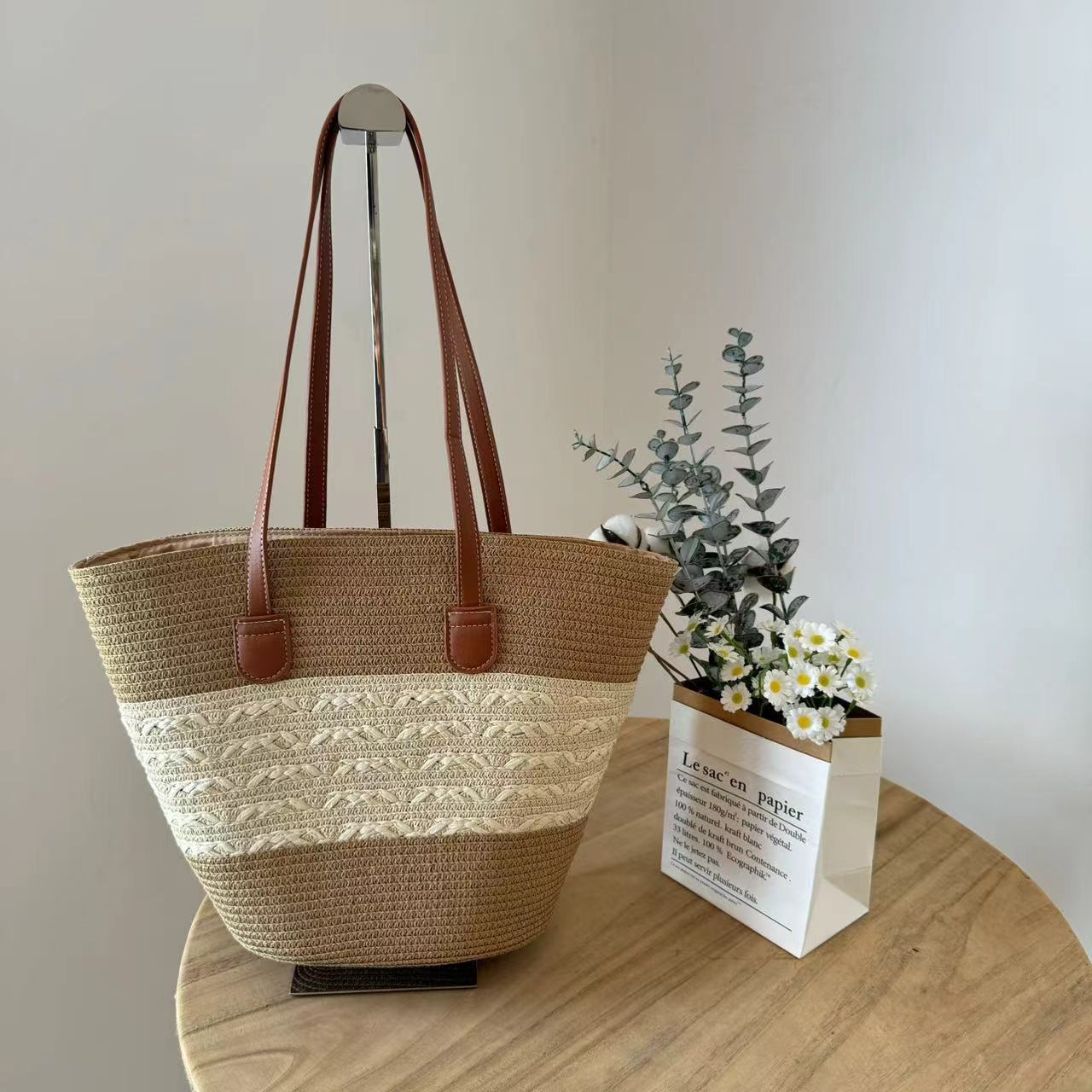 

2025 summer new large-capacity retro literary and artistic fan woven shoulder portable women s bag fashionable striped straw bag 23 * 14 * 28, catchy 43