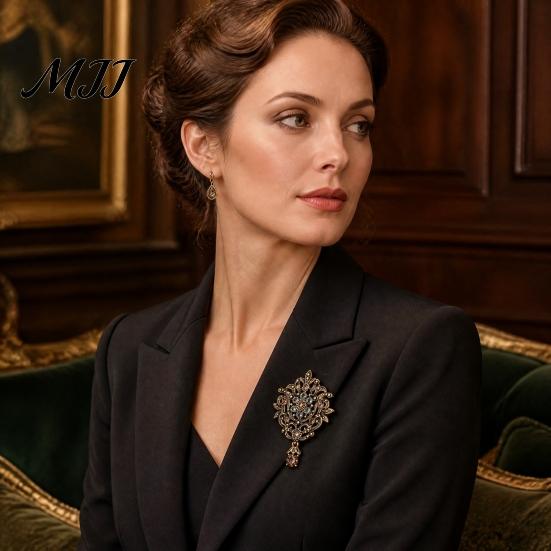 Durable Alloy Jewelry Retro Hollow Brooch for Women, Lapel Pin with Sparkling Women Accessory Rhinestones, Daily Wear Wedding Parties Oxidation