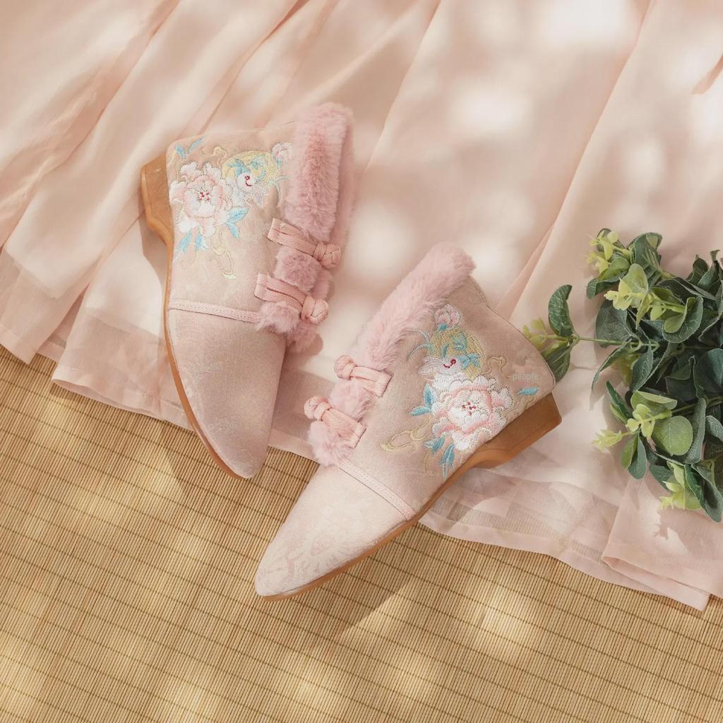 [Laurel Rabbit] Embroidered Hanfu Cloth Shoes - Elegant Ancient Style with Winter Velvet Lining