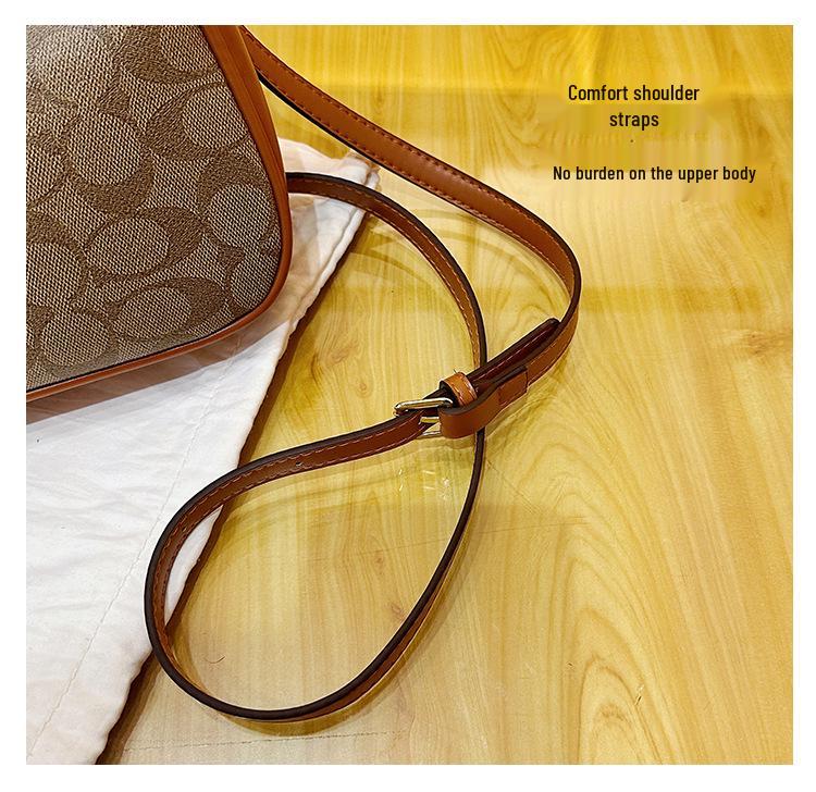 Women's Classic Versatile Crescent Crossbody Bag with Chain Print