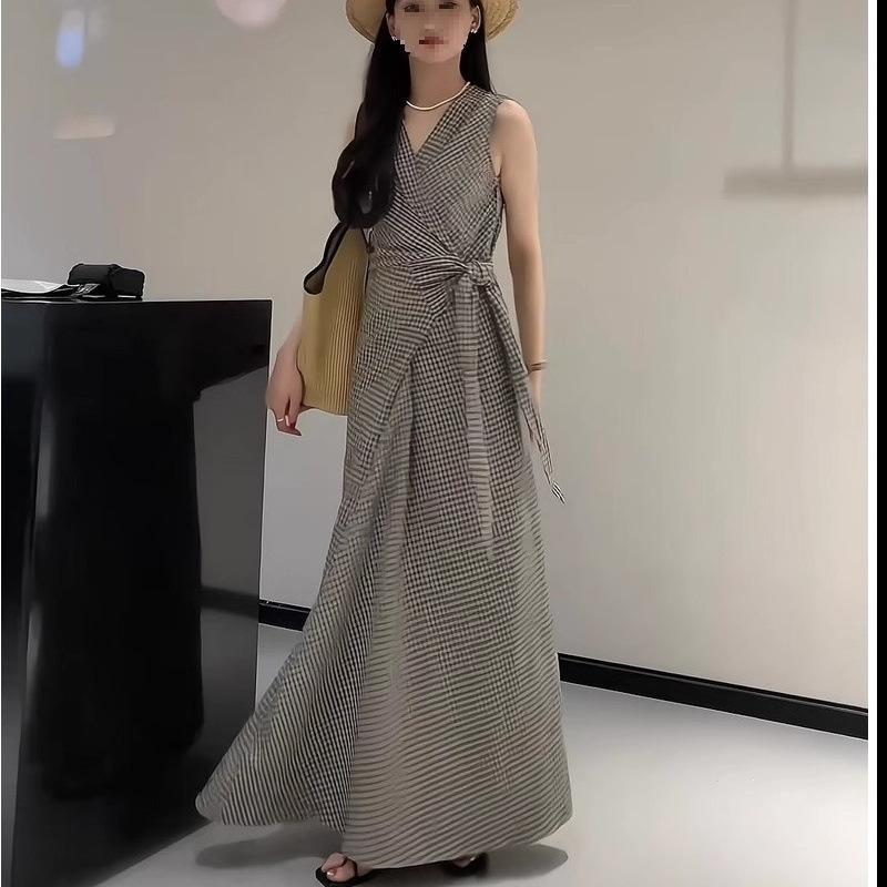 Summer new deep V-neck striped holiday dress TikTok hot sell halter sleeveless neck dress
