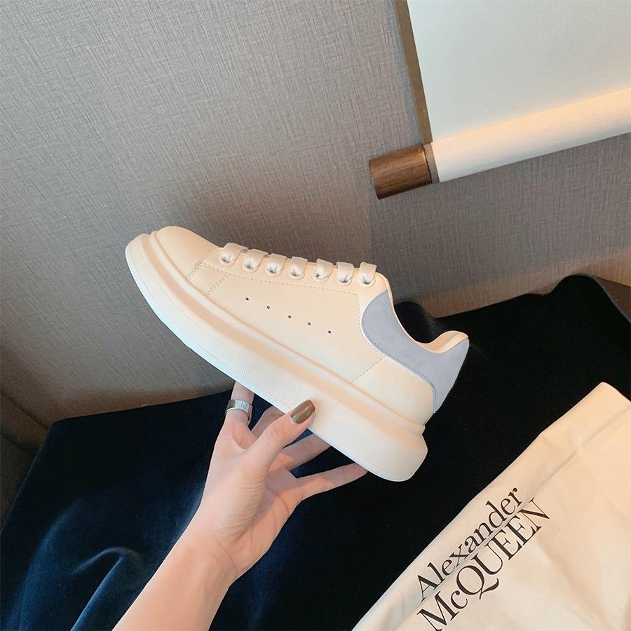 Fleckige Rindslederversion von Traubenmutter, die gleiche Muffinsohle, lässige, vielseitige, dicksohlige weiße Schuhe, Sportboard mit innerer Höhenerhöhung