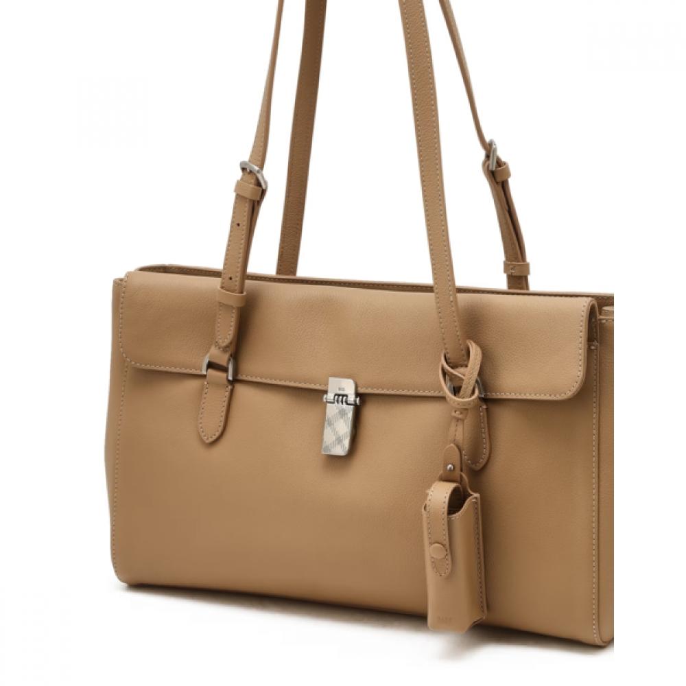 Daks Cla Brown Buckle Decoration Cowhide Shoulder Bag Dcba6f151i2
