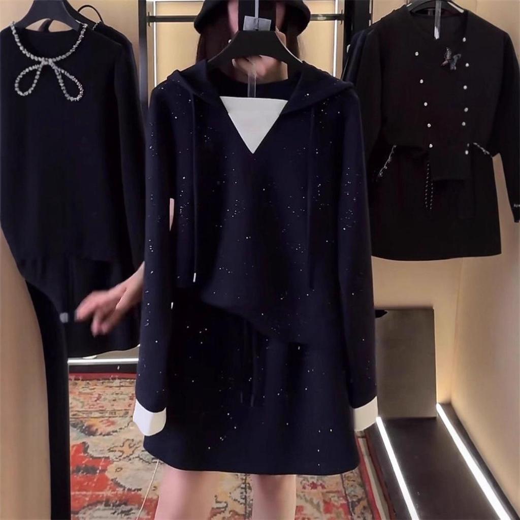 Ensemble Deux Pièces Hoodie et Jupe Courte Brillant Léger de Luxe 2025 pour Femmes Début d'Automne.