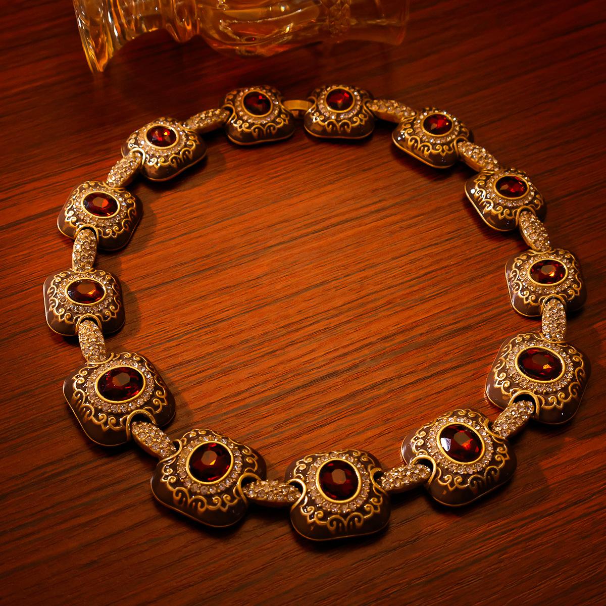 Кросс-бордер Квадратные серьги и колье с заклепками из Европы Америки С легким ощущением роскоши высокого класса. Винтажный набор украшений для женщин