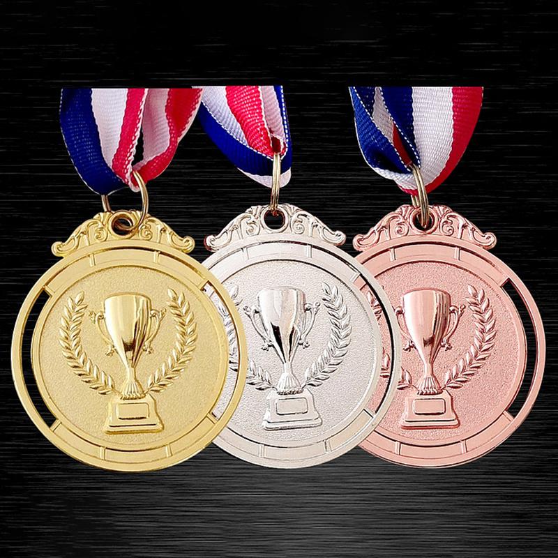 Maraton Zlatá medaile Stříbrná medaile Trofejová medaile Vítěz Odměna Povzbuzení Odznak Odznak Odznak Venkovní soutěž Ocenění