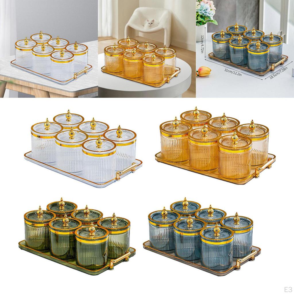 Tellerset mit Trockenfrüchten und Nüssen und abgedeckten Schüsseln