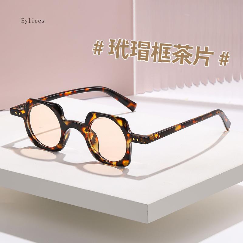 Retro Small Square Sunglasses Women Fashion Clear Round Ocean Lens Eyewear Men Punk Rivets Sun Glasses Shades UV400 gafas de sol