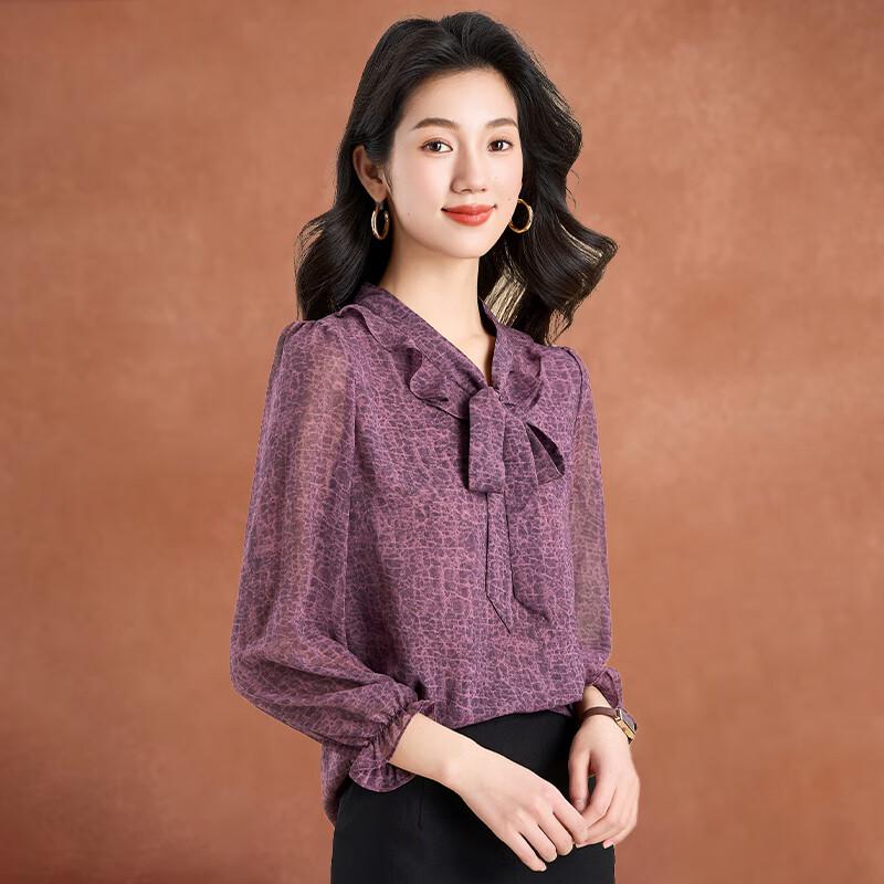 Elegantní francouzská texturovaná šifonová halenka s véčkovým výstřihem a dlouhým rukávem