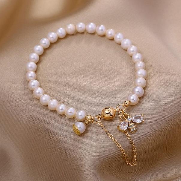 Natural Pearl Bracelet French Design Sense Iron Suction Buckle Beaded Bracelet Zircon Bee Pendant Bracelet.