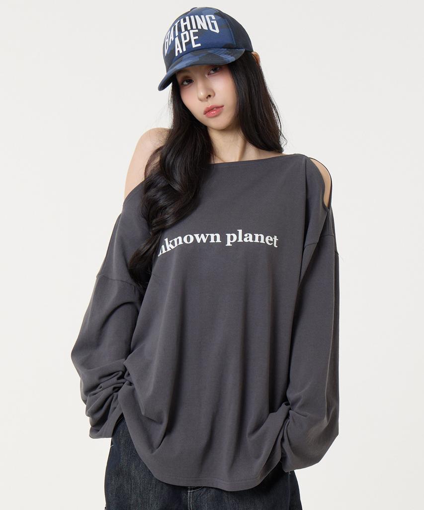 UNKNOWN PLANET Off-Shoulder Logo Long-Sleeve T-Shirt Charcoal