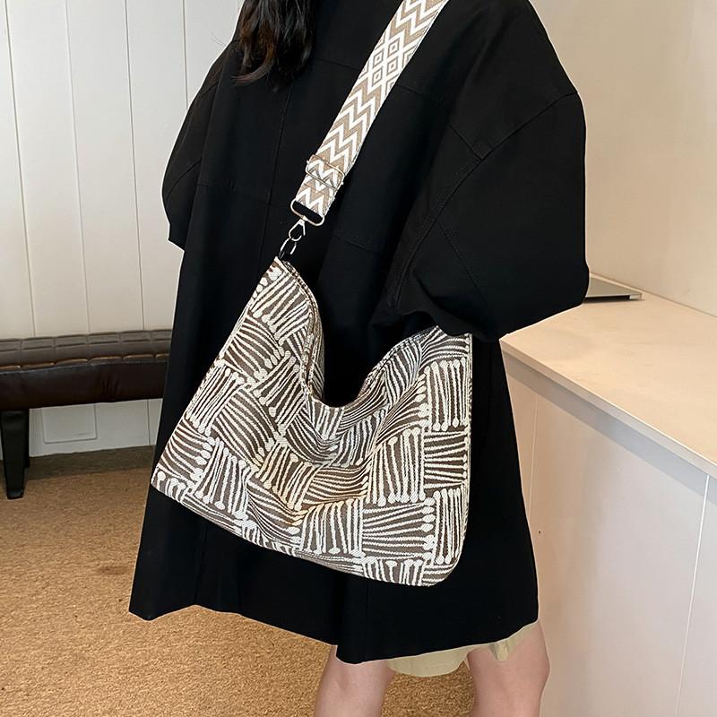 Stylish Commuter Tote Bag 2024 New Striped Design For Women In Versatile Colors