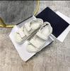 Nuovi sandali donna estivi fondo piatto 2025 nuovo stile Xiaoxiangfeng velcro pelle versatile rombo pelle morbida fondo spesso