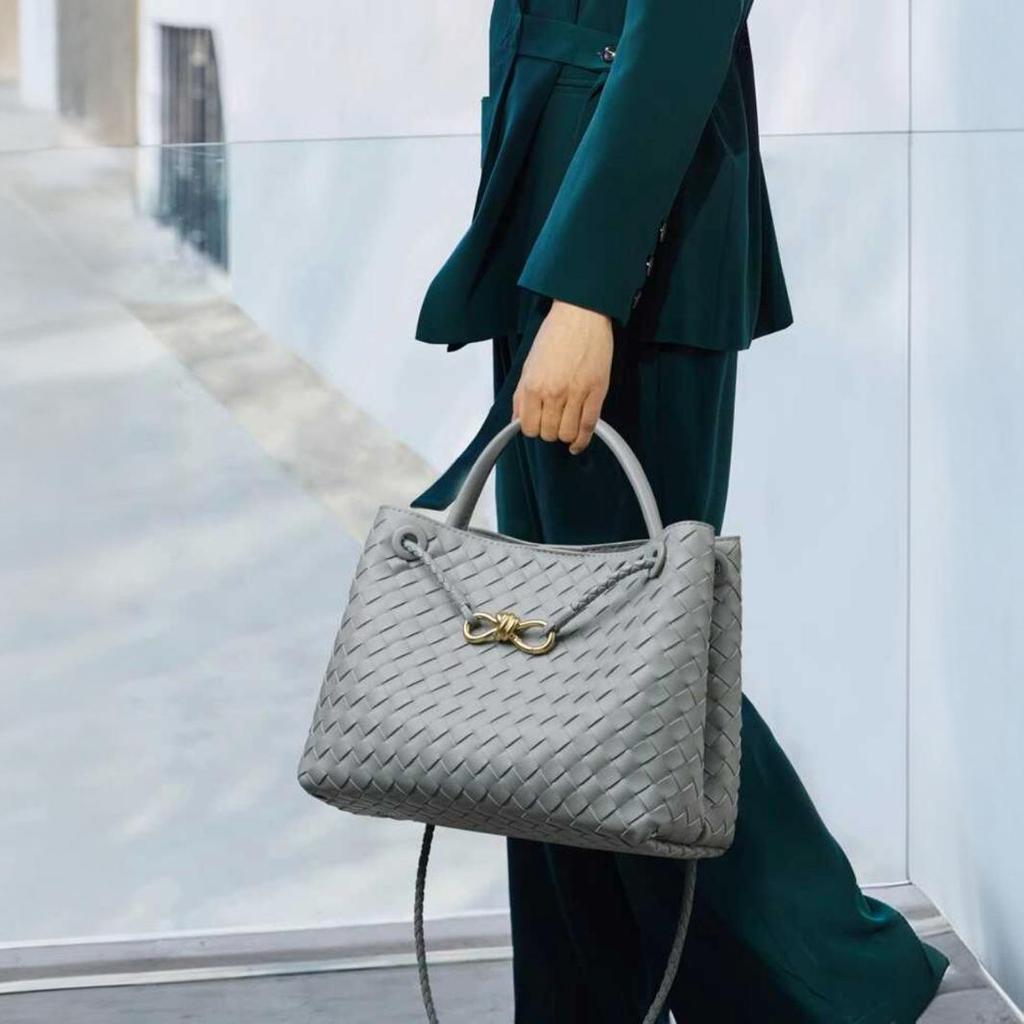 B's Retro Woven Women's Shoulder Tote Bag with Metal Rope Buckle – Large Capacity