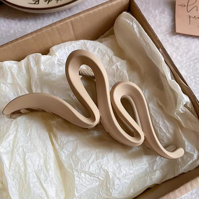 Large Shark Clip High-End Light Luxury Autumn And Winter Wave Grip Clip, Frosted Back Hair Clip Hair Accessory For Women