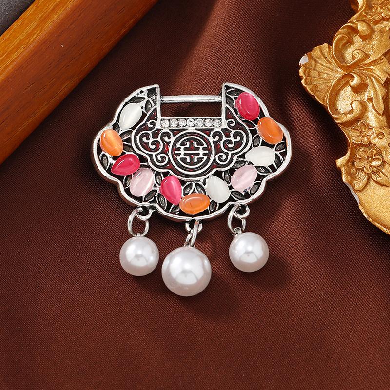 Chinese Style Pearl Tassel Gold Hollowed Peace Lock Brooches Women'S Vintage Luxury Exquisite Wedding Accessories Gift