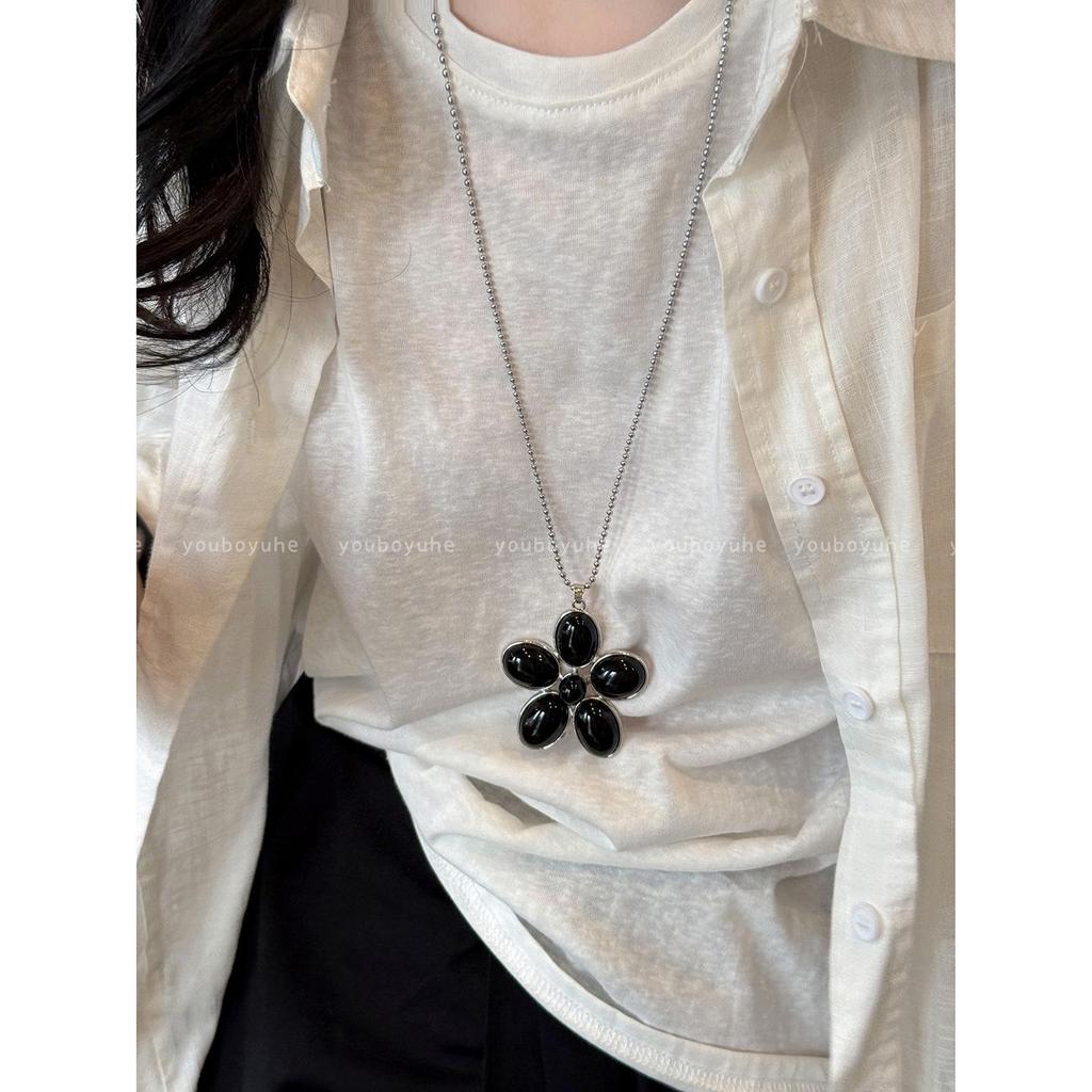 Blogger's Style: Meillard Tiger Eye Flower Pendant Necklace for Women - High-End, Long Sweater Chain with Unique Personality