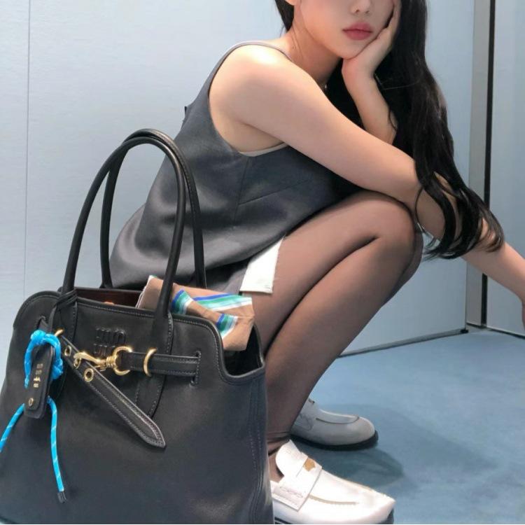Miu's 2025 Retro Large-Capacity Shell Handbag: Fashionable, Versatile Tote & Briefcase