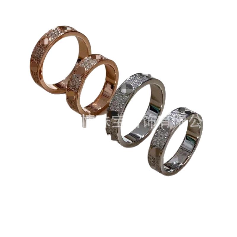 Hochwertige 18K Gold-Plattierte Sterling Silber Partnerringe mit Drei Reihen Diamanten - Leichter Luxus Design in Breiten und Schmalen Ausführungen.