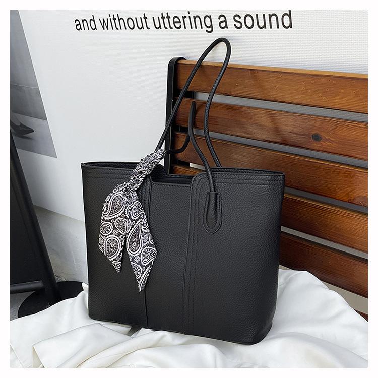 

Fashion temperament tote bag women s 2025 new retro large-capacity versatile shoulder bag foreign silk scarf underarm bag чёрный